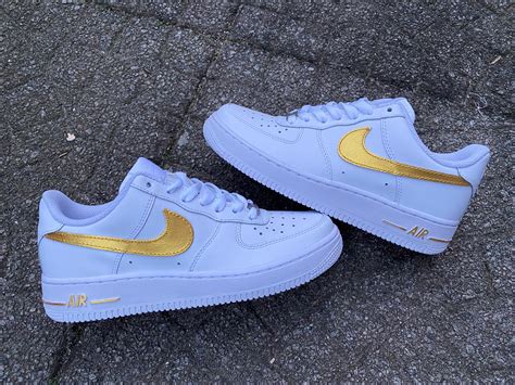 nike air force goldenes nike zeichen|Nike Air Force swoosh.